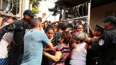 Empujones y quejas en el primer día de las ferias navideñas del IMA