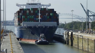 Buque portacontenedores rompe marca en el Canal de Panamá