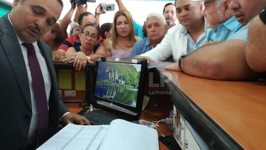 Martinellistas presentan mil 18 firmas para intentar destronar a Roux