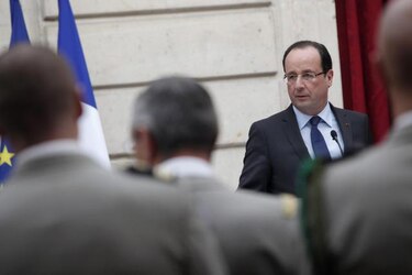 Presidente francés continúa trabajando en Navidad por presiónes económicas