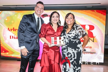 Arleen Díaz, vicepresidenta de Talento y Cultura de Banistmo, recibe el premio HR Icon Trayectoria