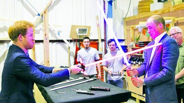 Príncipes visitan el escenario de ‘star wars’ en pinewood