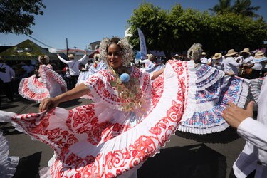 Las Tablas fue el centro del folclor con el Desfile de las Mil Polleras