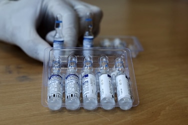 Gobierno de Guatemala culpa a antivacunas del vencimiento de un millón de dosis Sputnik V