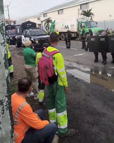 Trabajadores de la AAUD salen a protestar: exigen pago de bono de navidad