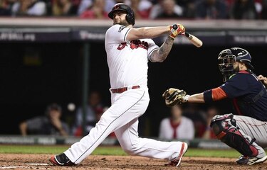 Mike Napoli firma contrato de ligas menores con los Indios