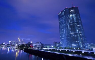 BCE aumenta en 500 mil euros el límite de financiación de urgencia a banca griega