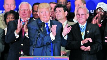 Clinton cae en sondeos de intención de voto