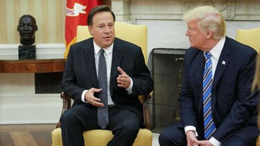 Varela no se dejó intimidar por el típico apretón de Trump