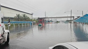Inundaciones paralizan ‘hub’ logístico en la ZLC