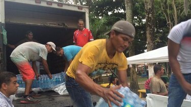 Gobierno distribuye agua embotellada en Isla Colón