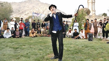 El Chaplin afgano busca que la gente sonría y olvide el dolor