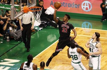 Bulls sorprenden a los Celtics; Rockets aplastan al Thunder