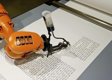 Robot escribe una Torá más rápido que un rabino