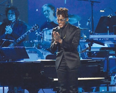 Jazzista Jon Batiste frente a lo mejor del pop en los Grammys