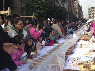 Miles de mexicanos degustan una Rosca de Reyes de 9 toneladas
