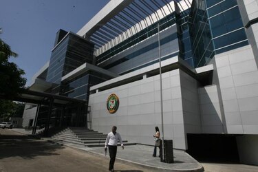Valderrama ordena revisar salarios de funcionarios de la Asamblea