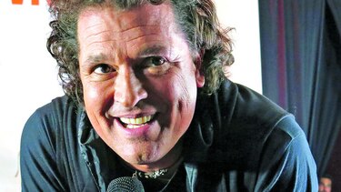 Presentan beca Carlos Vives