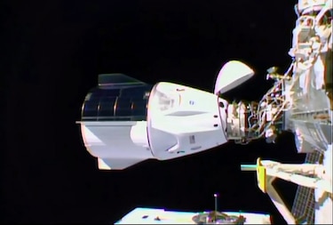 La cápsula Dragon de SpaceX Crew se acopla a la Estación Espacial Internacional