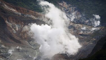 Elevan la alerta por erupción de un volcán cercano a Tokio