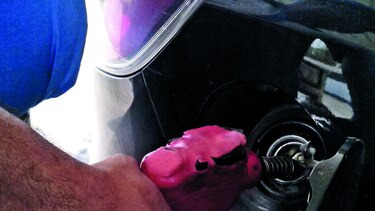 Crudo en caída, pero gasolina solo bajaría $0.01