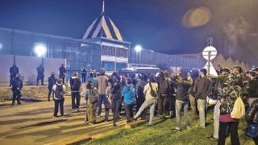 Controversia en España por centros de migrantes