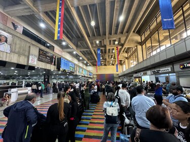 Venezuela suspende los vuelos con Colombia