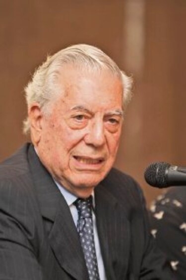 Dominicanos critican texto de Vargas Llosa