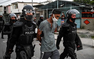 Crisis, pandemia e internet, los detonantes de las protestas en Cuba
