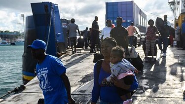 Frustración y conflicto entre bahameños y haitianos desplazados por el huracán