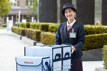 Las repartidoras de yogur que combaten la soledad en Japón, uno de los países más envejecidos del mundo