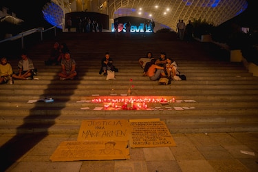 España: La Puerta del Sol llora a Maricarmen tras su muerte