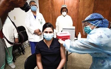 Vacunan al personal de salud de los hospitales pediátricos