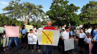 Moradores de varias comunidades santeñas se quejan de constantes apagones