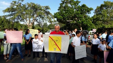 Moradores de varias comunidades santeñas se quejan de constantes apagones