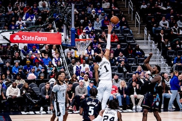Los Spurs asaltan Detroit y ponen en aviso a la NBA