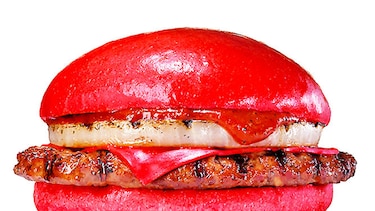 Lanzan hamburguesa de color rojo en Japón