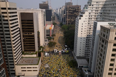 Bolsonaro reúne a miles de brasileños en defensa de Musk y su batalla contra el Supremo