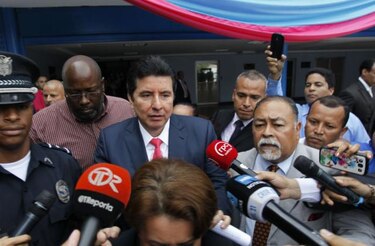 Fiscal revisa expedientes de Alejandro Moncada Luna en la Corte Suprema de Justicia