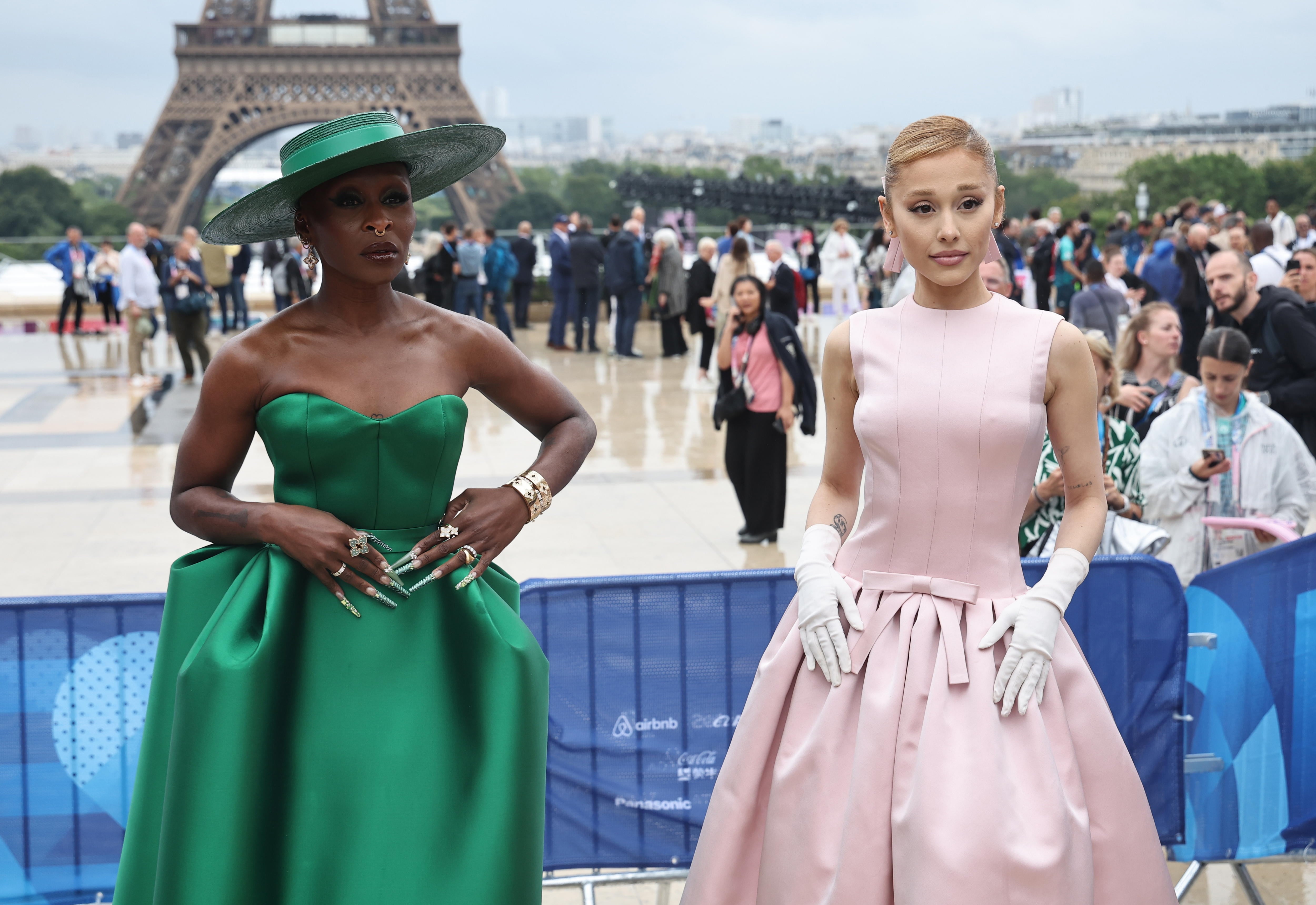 Cynthia Erivo (i) y Ariana Grande (d) posan en la alfombra roja a su llegada a la ceremonia inaugural de París 2024. EFE
