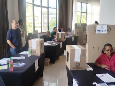 Colombianos residentes en Panamá votan en segunda vuelta para elegir presidente