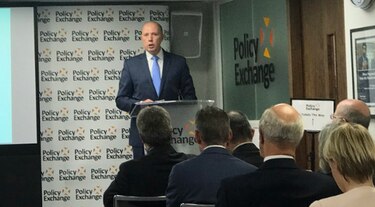 Australia anuncia arresto de más de 600 traficantes de personas