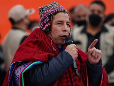 Presidente de Perú desiste del Foro de Davos por problemas políticos