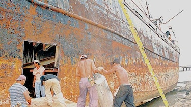 Barcos hundidos amenazan la navegación