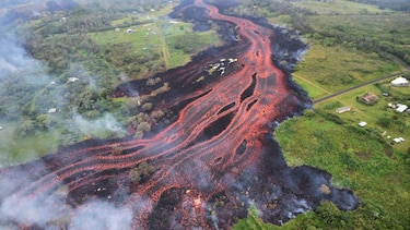 Fisura en vecindario de Hawái continúa expulsando lava