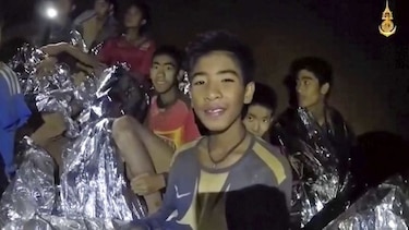 Estrellas del fútbol animan a los niños atrapados en  una cueva en Tailandia
