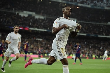 El Real Madrid gana 2-0 al Barcelona y recupera liderato