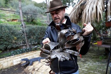 Artista libanés da nueva vida a restos de cohetes y metrallas