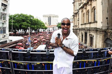 Una multitud baila al ritmo que le pongan a dos semanas del carnaval de Río de Janeiro