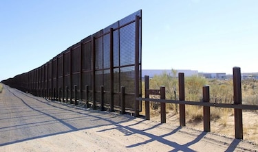 Remplazan valla con muro en frontera de Nuevo México